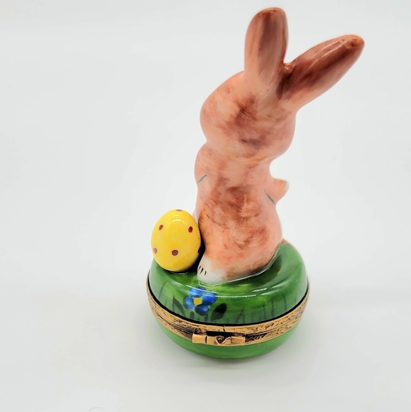 Authentic Limoges Easter Bunny on Egg Hunt Trinket Box, Peint Main w/ Gold Gilt - Picture 5 of 11
